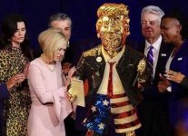 Gold_Trump_Statue_c.jpg